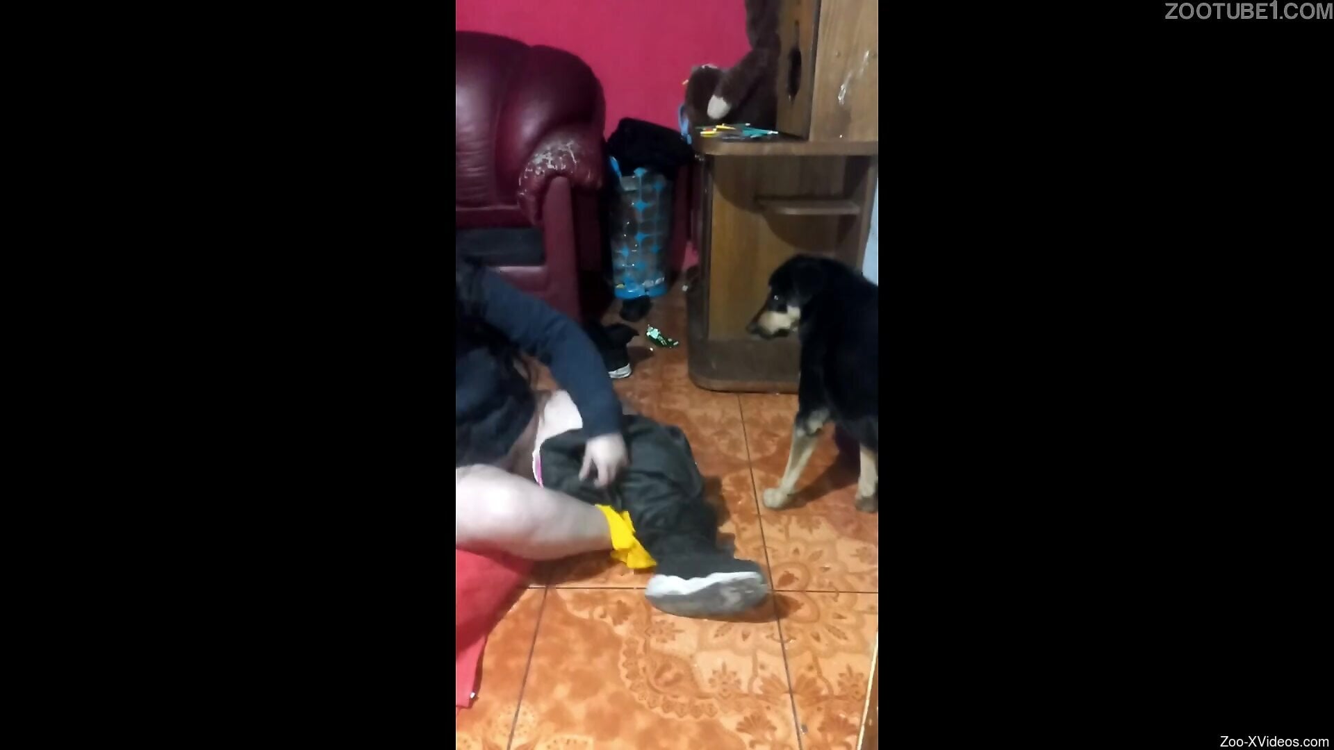 Amateur woman with fat ass is ready to fuck with the dog