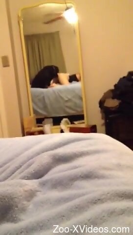 Amateur cam babe filmed when the dog fucks her brains out