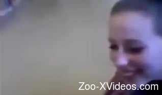 Slutty cam babe shows off making out with her dog