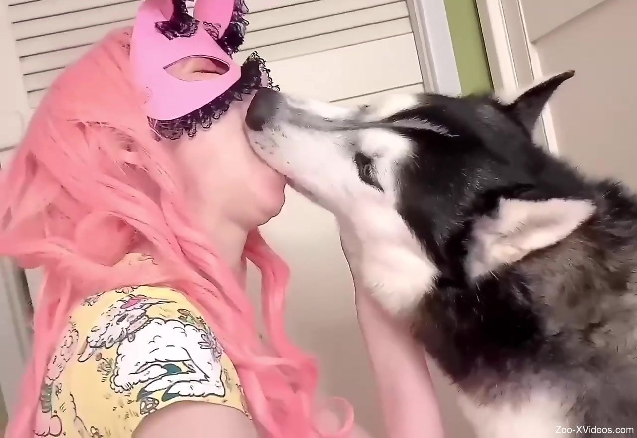 Pink hair lady making out with a sexy doggo here