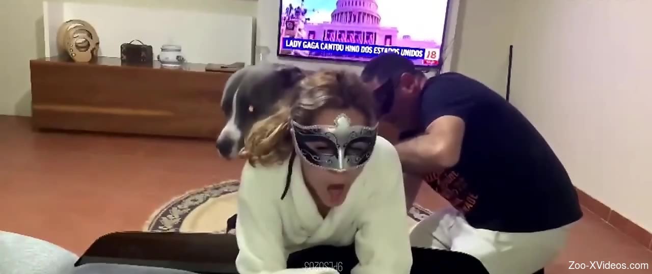 Mask-wearing hottie gets screwed by a thirsty dog