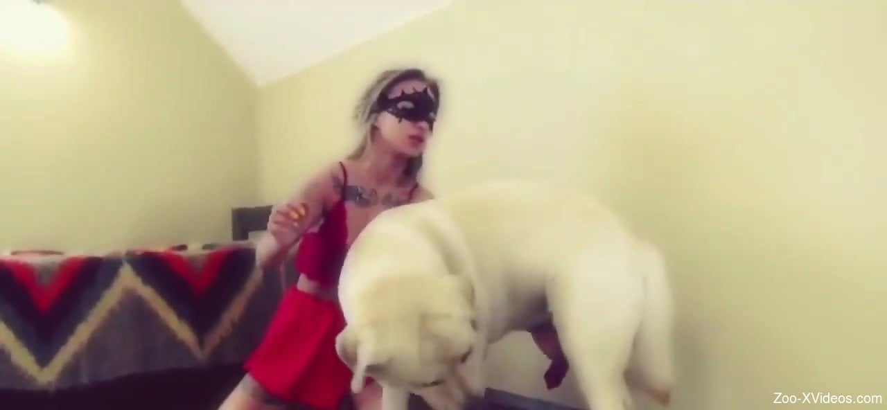Masked cam babe doggy fucked by her dog in restless home XXX