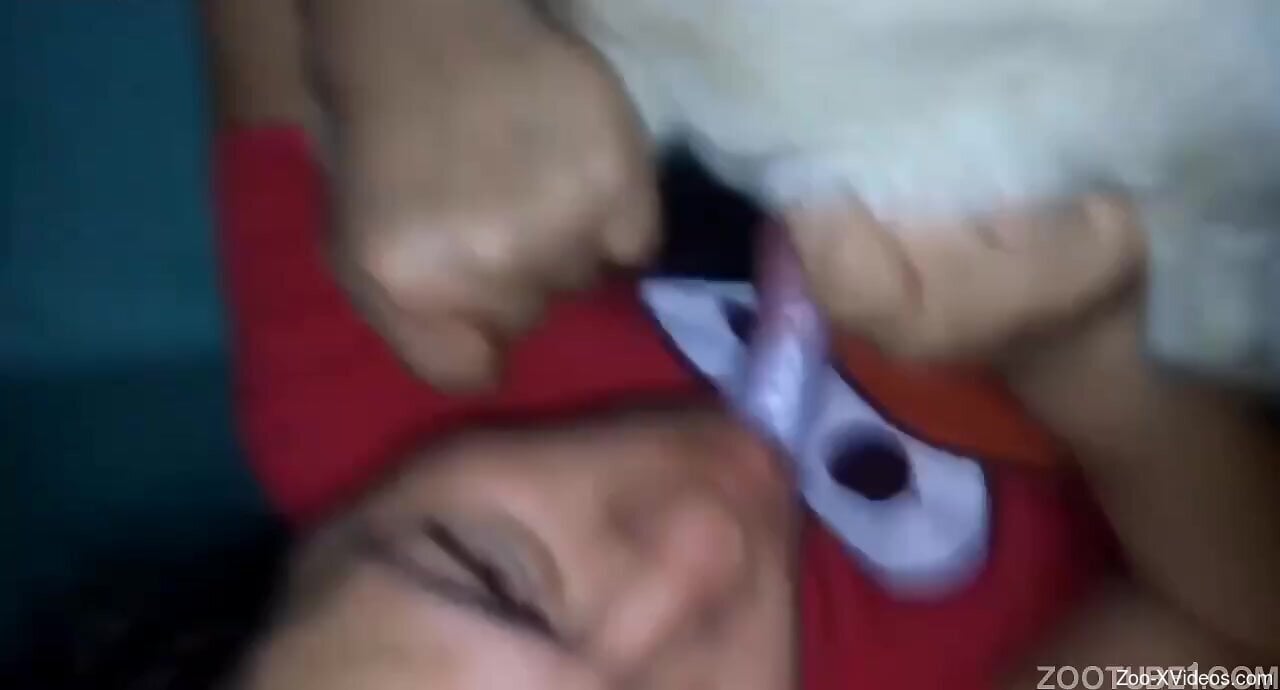 Latina with chubby ass gives blowjob to a furry dog